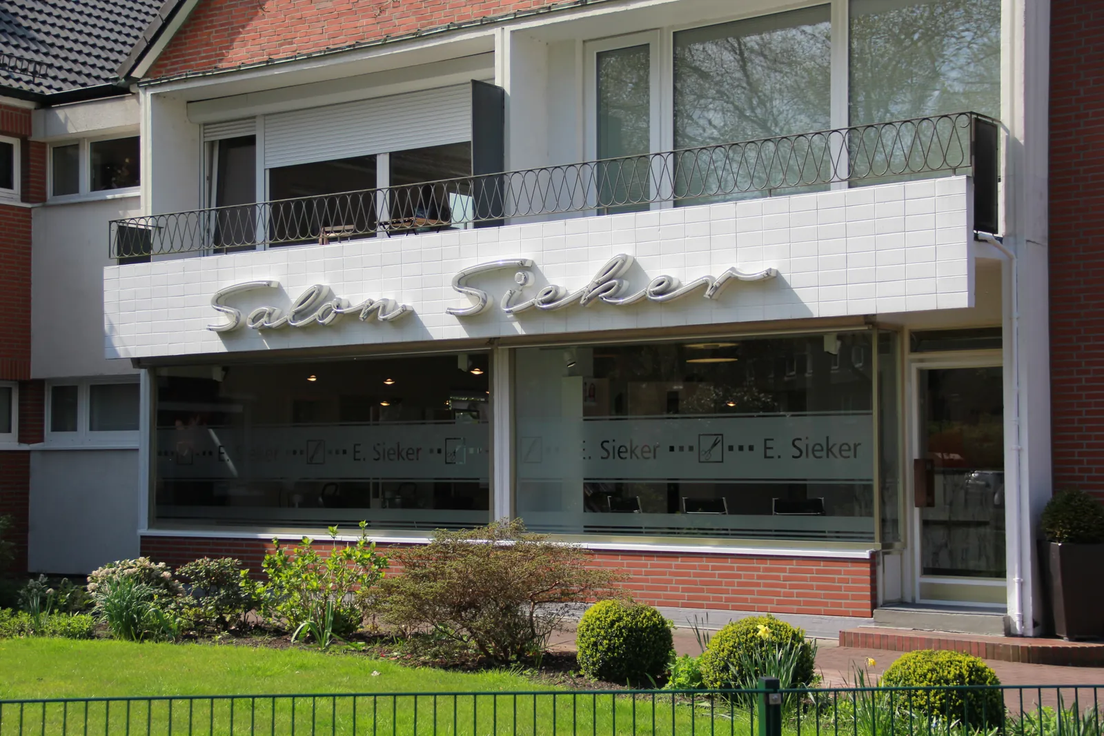 Salon Sieker an der Pinneberger Chaussee – Fassade mit dem Chrom-Schild