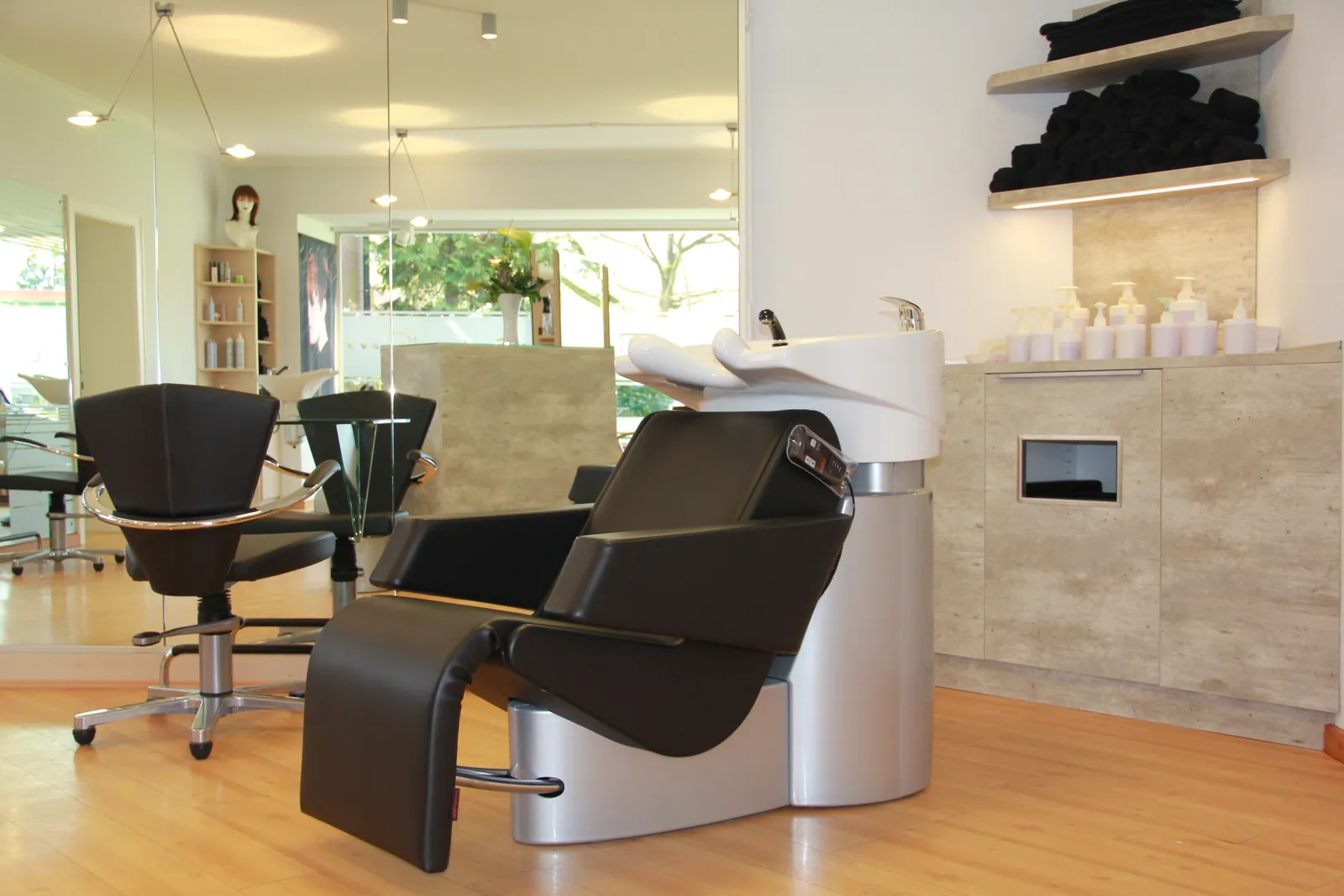 Waschplatz am Fenster im Salon Sieker